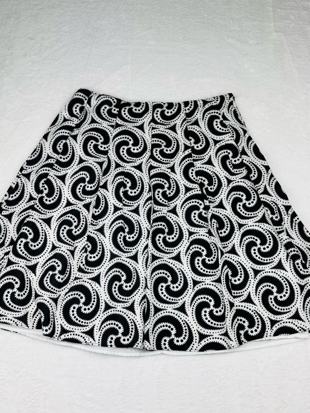 New York & Company black & white skirt. Size 6. Very good preowned condition.